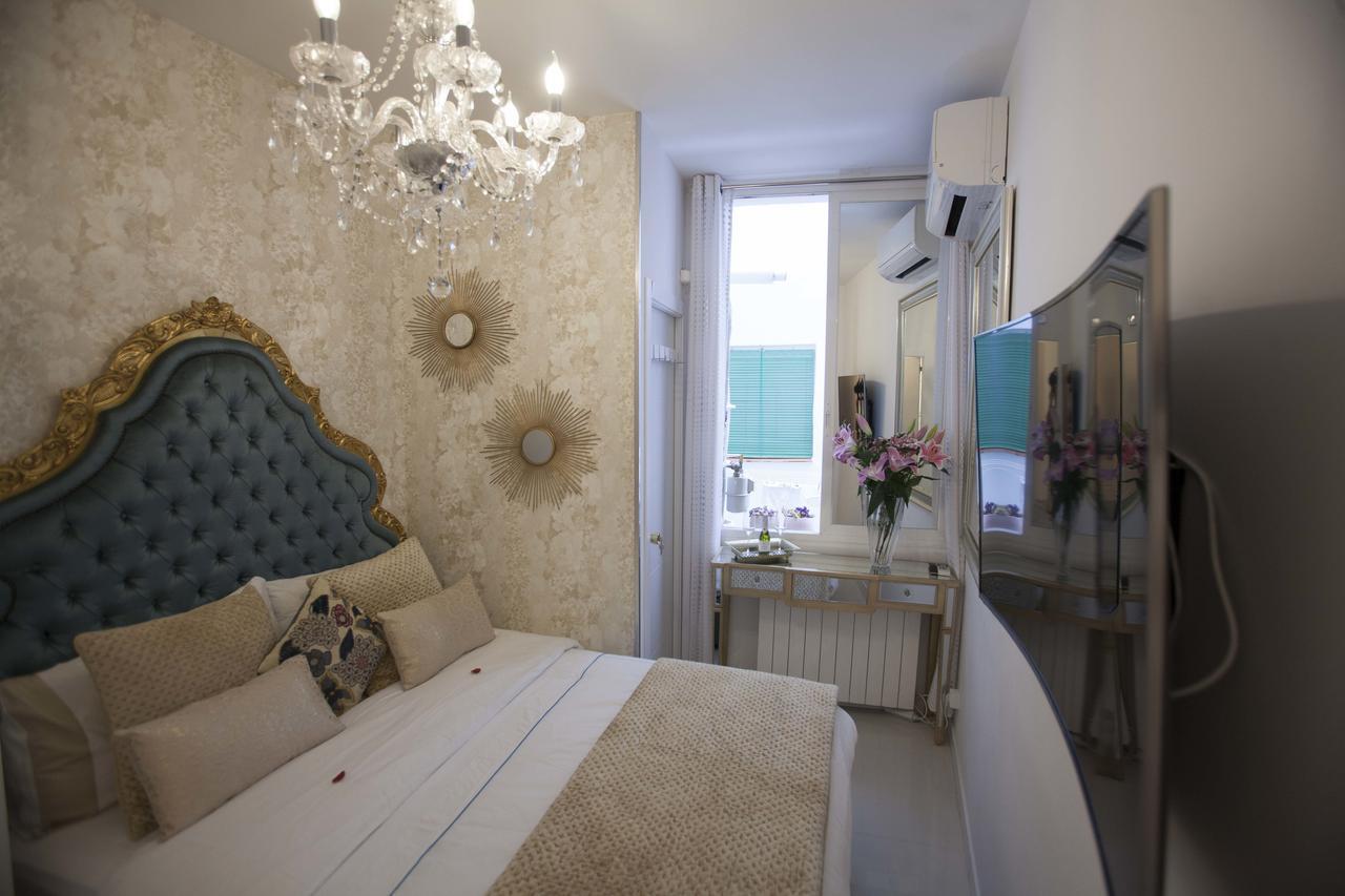Small Double Room,395403252:JPEG